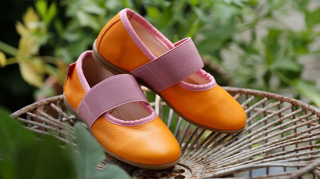 Sommerliche Ballerinas auf einem Gartentisch