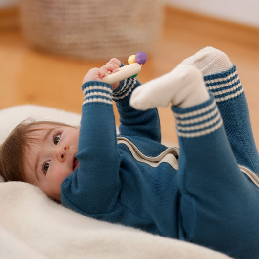 Kleinkind in Babyoverall aus Bio-Schurwolle
