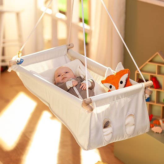 Baby in Baby-Hängebettchen von Waschbär