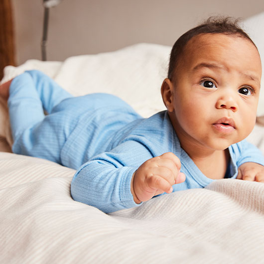 Baby in hellblauer Babyleggings aus Bio-Baumwolle
