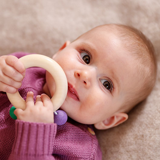 Baby mit nachhaltigem Beißring