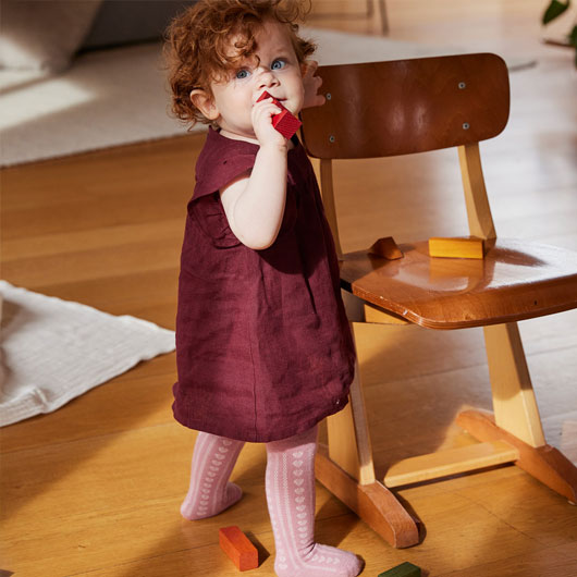 Kleinkind in rosa Baby-Strumpfhose aus Bio-Baumwolle