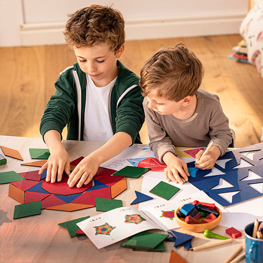 Schönes Mädchen Mit Bunten Strümpfen Spielt Mit Ihrem Lieblingsspielzeug Schönes Mädchen Mit Bunten Strümpfen Spielt Mit Ihrem Lieblingsspielzeug