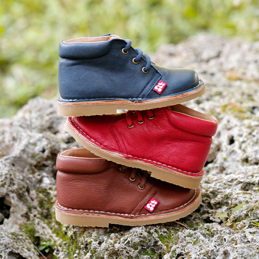 Drei Bio-Halbschuhe für Kinder übereinander gestapelt