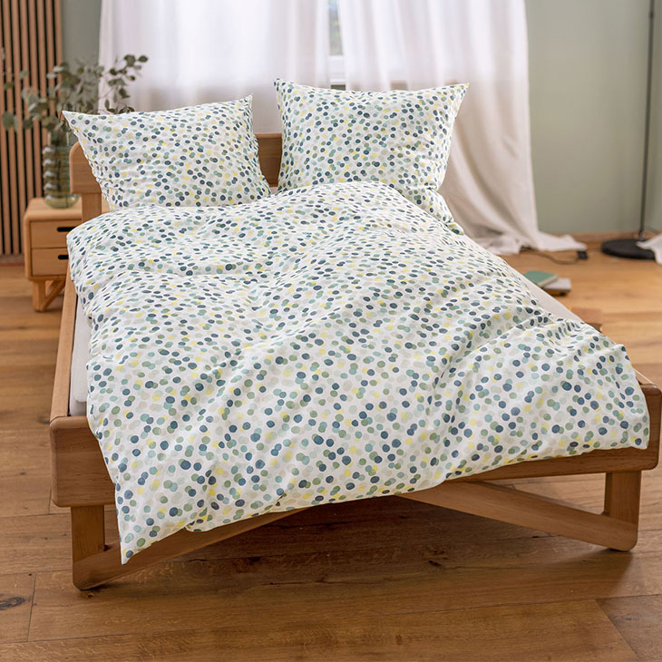 Gemütliches Bett mit Bio-Bettwäsche für laue Nächte