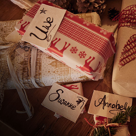 Geschenke kreativ verpacken mit nachhaltigem Geschenkpapier und Zubehör