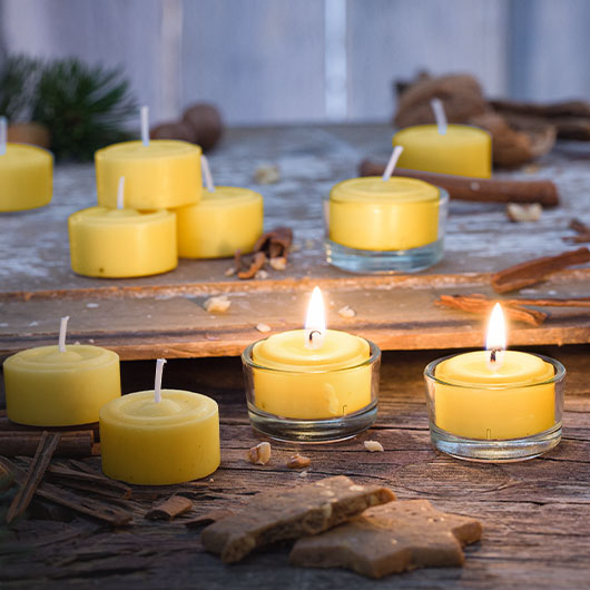Brennende Teelichte in Teelichthaltern aus Glas