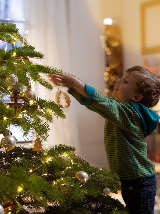 Mit nachhaltigem Schmuck wird der Baum weihnachtlich gestaltet.