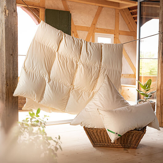 Bettdecke und Kissen aus Naturmaterialien von Waschbär