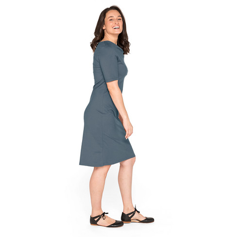 Kleid mit Wasserfallausschnitt aus Bio-Baumwolle, rauchblau